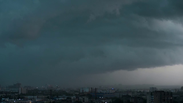 雷暴锋经过梁赞市的时间间隔。一个巨大的云覆盖了城市，雨是如此之大，你什么也看不见视频素材