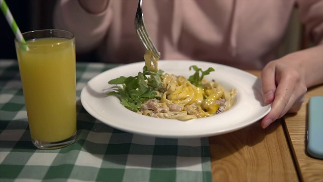 美食女孩的手搅拌着盘子里的意大利通心粉视频素材