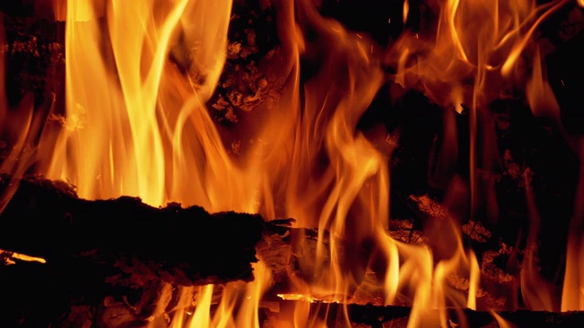 篝火在夜晚燃烧视频素材