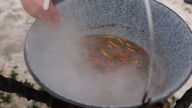 在露天用大锅熬羊肉汤的过程。视频素材