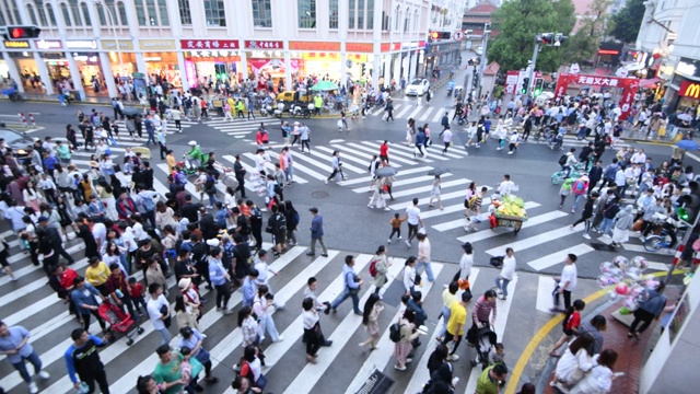 一群人走在中国城市的人行横道上视频素材