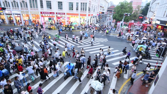 一群人走在中国城市的人行横道上视频素材