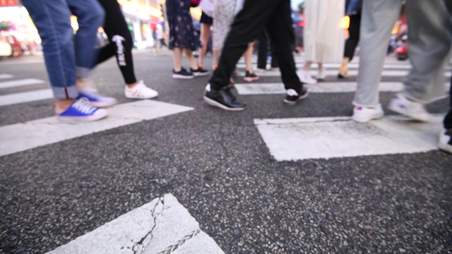 在中国，一群人走在城市人行横道上视频素材