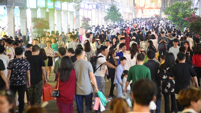 夜晚在城市街道上行走的人群视频素材