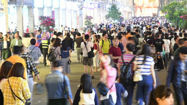 人们在夜晚走在城市街道上的时间流逝视频素材