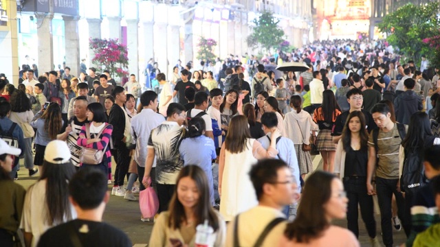 夜晚在城市街道上行走的人群视频素材