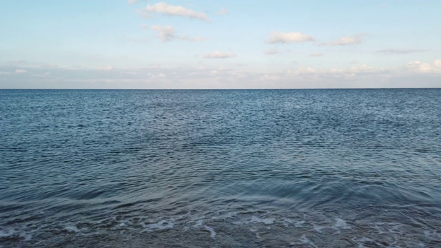 海的海滩。在海上阶梯。视频素材