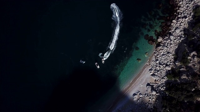 在黑海翡翠海滩上，两艘站立的摩托艇和水上摩托车的俯视图，分辨率为4k视频素材