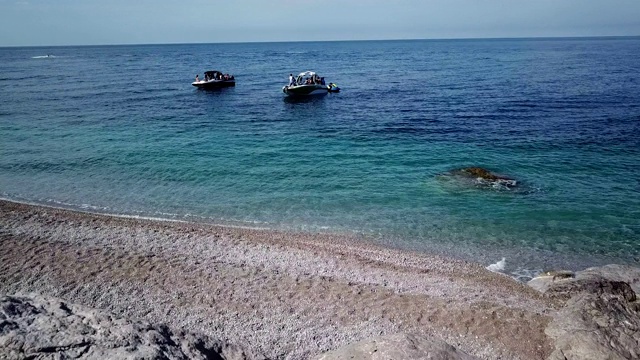 在4k分辨率的黑海海滩上，а女孩骑着水车在摩托艇旁转圈视频素材