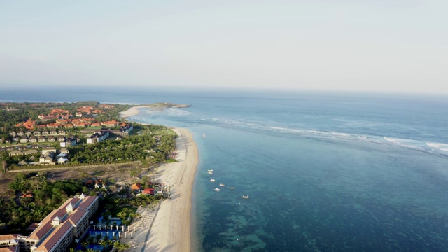 Geger海滩鸟瞰图。印尼巴厘岛的海岸线视频素材