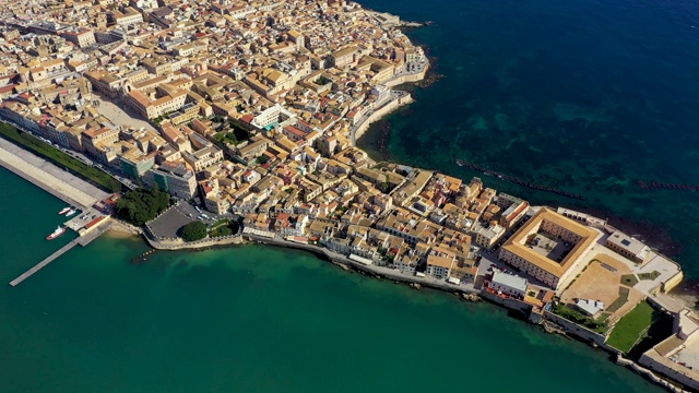 西拉库萨，奥提佳岛，意大利西西里岛。Isola di Ortigia，意大利西西里岛锡拉丘兹市Ortigia岛海岸。海岸线城镇锡拉丘兹，西西里岛和老奥提吉亚岛。鸟瞰图。视频素材