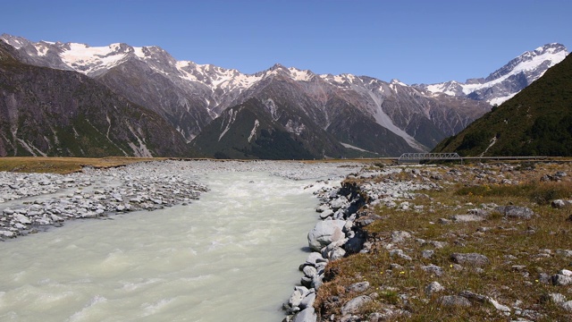 横跨胡克河的桥，一条冰川河。视频素材