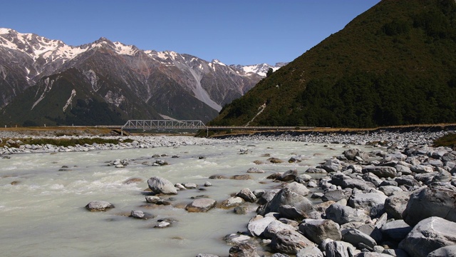 横跨胡克河的桥，一条冰川河。视频素材