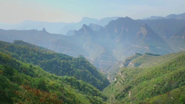 在一个阳光明媚的日子里。亚洲户外绿色自然景观山野视频素材