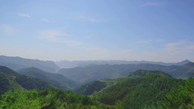 鸟瞰图美丽的山脉景观。在夏天山里。视频素材