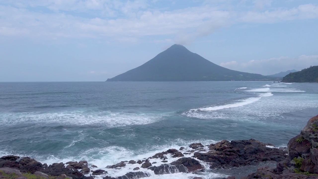 日本鹿儿岛县Ibusuki市的长崎花俯瞰Kaimondake。视频素材