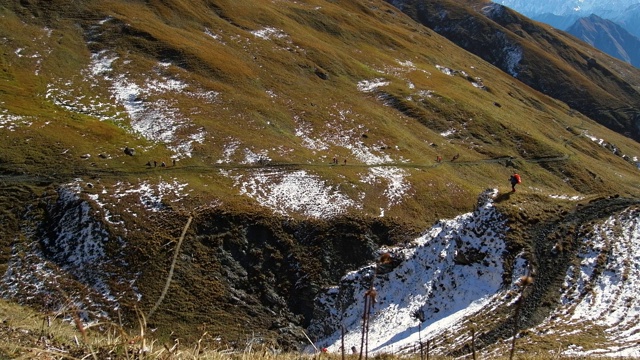 美丽的喜马拉雅雪山景色。白雪覆盖的落基山脉风景。前往珠穆朗玛峰大本营的游客或登山运动员。视频素材