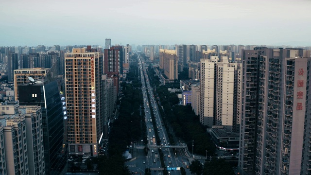 鸟瞰图的城市景观和交通视频素材