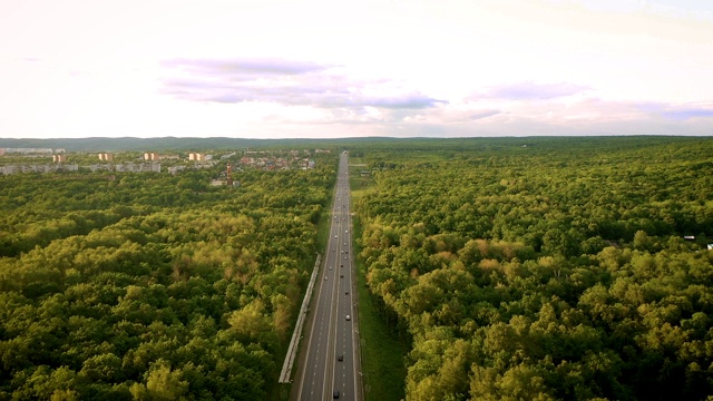 道路的鸟瞰图。从四轴飞行器上看高速公路。俄罗斯萨马拉。俄罗斯萨马拉。视频素材