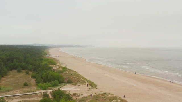 鸟瞰图的波罗的海海岸与多云的阴天德国视频下载