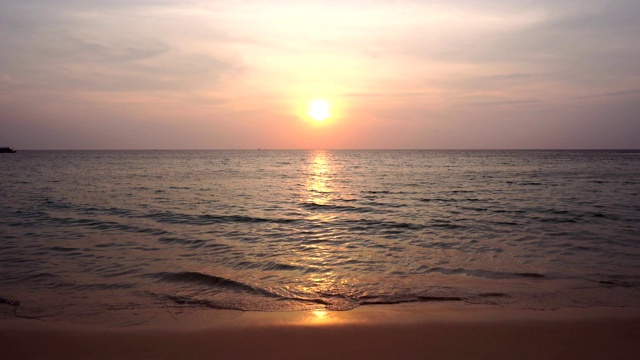 美丽的日落在海上在宁静的热带海滩在夏天视频素材