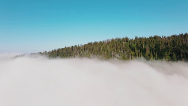 飞过山顶的云层。高峰，美妙的早晨日出自然景观视频下载