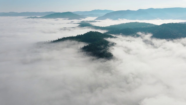 飞过山顶的云层。高峰，美妙的早晨日出自然景观视频下载