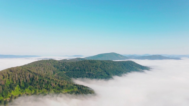 飞过山顶的云层。高峰，美妙的早晨日出自然景观视频下载