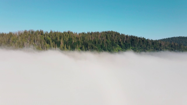 飞过山顶的云层。高峰，美妙的早晨日出自然景观视频下载