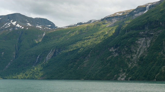 Geirangerfjord,挪威。旅游船渡船浮动班轮在春天夏天穿过盖朗格峡湾水域。著名的挪威地标和受欢迎的目的地视频素材