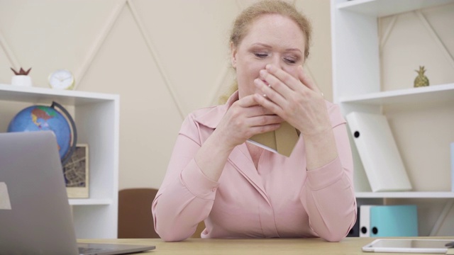 肖像微笑的高级妇女的照片在框架。白种退休人员手里拿着照片回忆往事。衰老,生活方式,怀旧视频素材