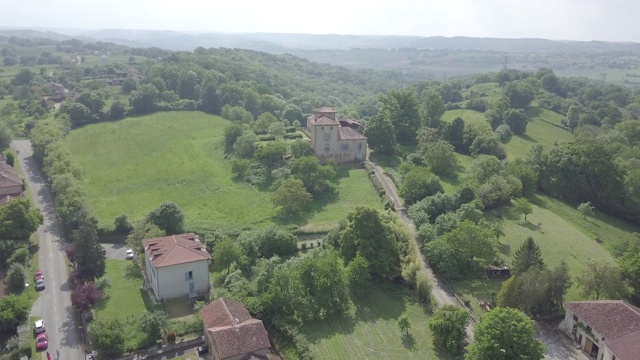 Sarremezan,法国。空中俯瞰乡村景观，道路之间的绿色田野和草地，乡村欧洲乡村建筑私人住宅多云的天空夏天视频素材