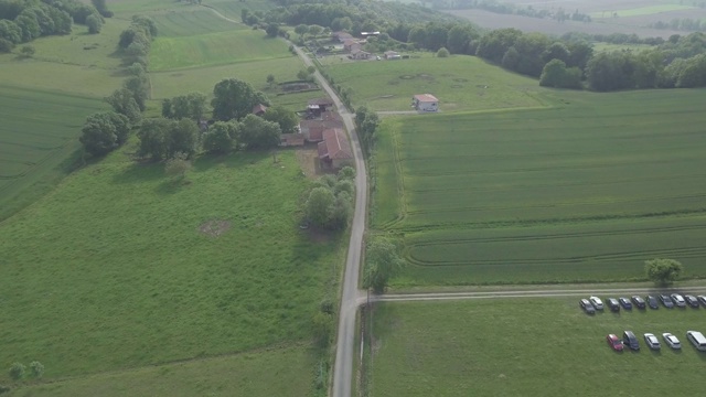 Sarremezan,法国。空中俯瞰乡村景观，道路之间的绿色田野和草地，乡村欧洲乡村建筑私人住宅多云的天空夏天视频素材