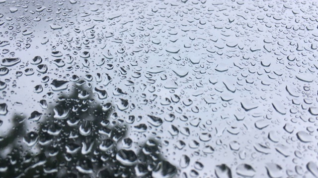 下雨时，水珠落在窗户上视频素材