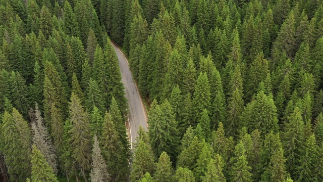 在喀尔巴阡山脉的横布塞基山路上行驶的无人机4k视频。视频素材