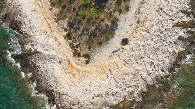 从空中拍摄的克罗地亚Dugi Otok岛的岩石海岸和清澈湛蓝的海水视频素材