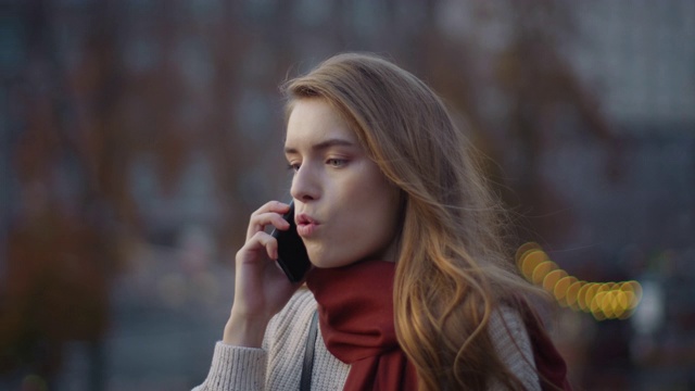 焦虑的女孩在街上喊手机。愤怒的女人在室外打电话。视频素材