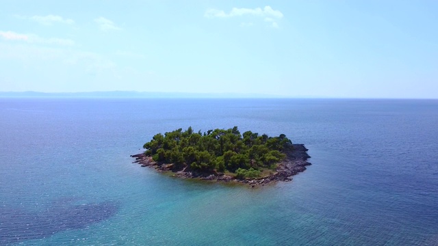 热带异国岛屿在开放的蓝色透明的海洋。异国情调的旅游目的地和空中景点视频素材