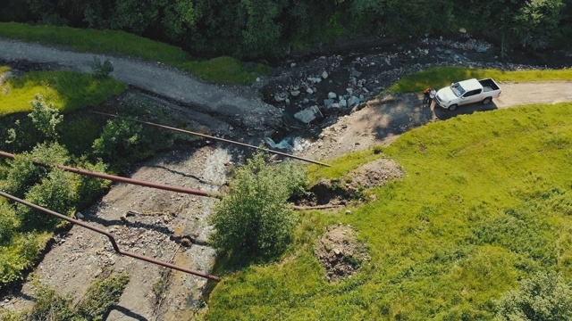 一条山河毁了那条路。被山河冲毁的道路上无法通行的汽车。视频素材