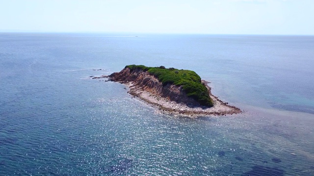 美丽的热带岛屿在广阔的蓝色海洋中。夏季旅游度假胜地。鸟瞰图视频素材