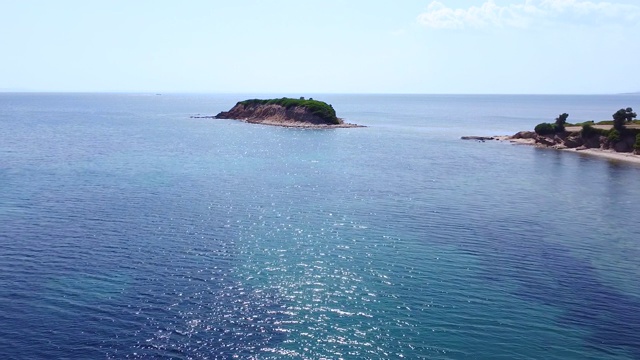 靠近海岸的热带岛屿。异国情调的旅游度假胜地。鸟瞰图视频素材