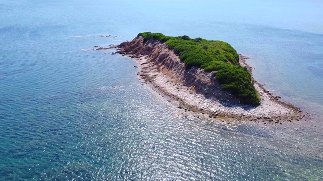 美丽的热带岛屿在广阔的蓝色海洋中。夏季旅游度假胜地。鸟瞰图视频素材