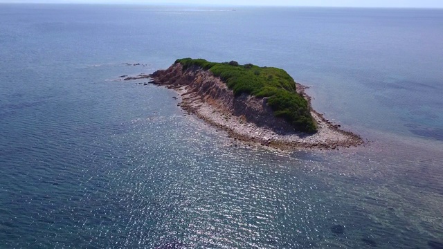 美丽的热带岛屿在广阔的蓝色海洋中。夏季旅游度假胜地。鸟瞰图视频素材