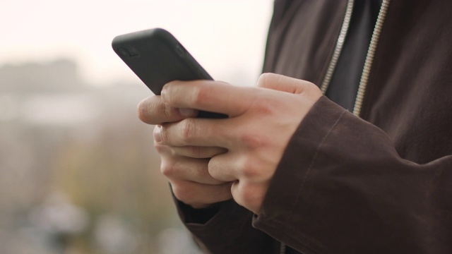 男性在户外使用手机。有个陌生人在外面发短信视频素材