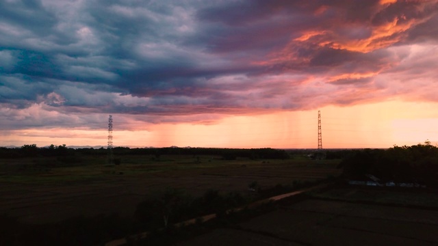 暴风雨伴随着雨视频素材