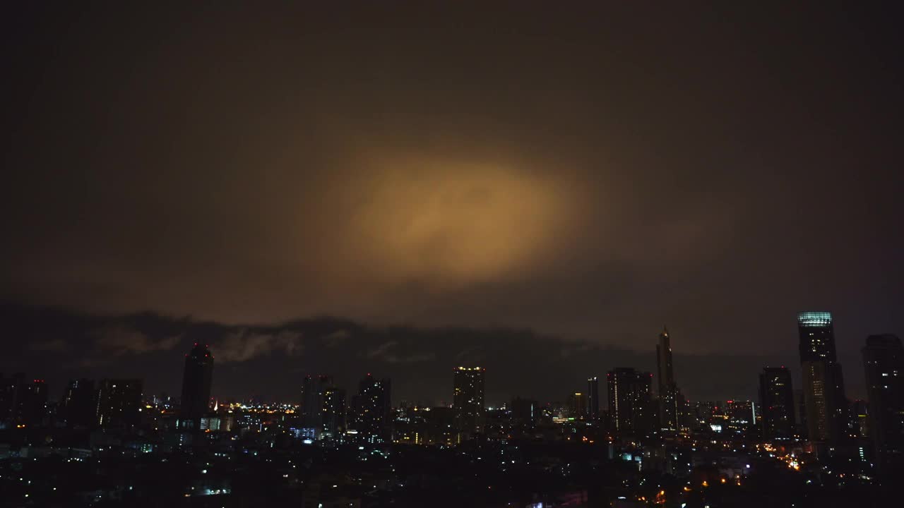 闪电般的夜空与夜晚的城市景观视频素材