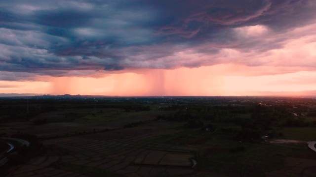 暴风雨伴随着雨视频素材