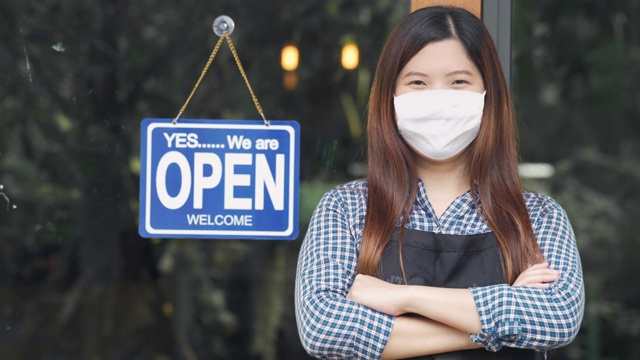 新冠肺炎期间封锁后重新开张的亚洲女性店主视频素材