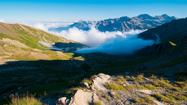 时间流逝，移动的云在山谷下的山脊和阿尔卑斯山峰。视频素材