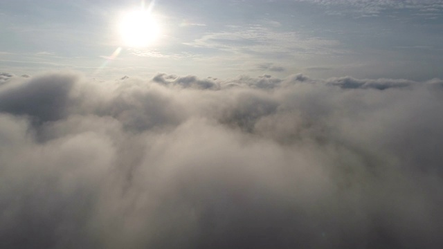 从飞机窗口俯瞰云层。全景云角。空中拍摄的白云。视频素材